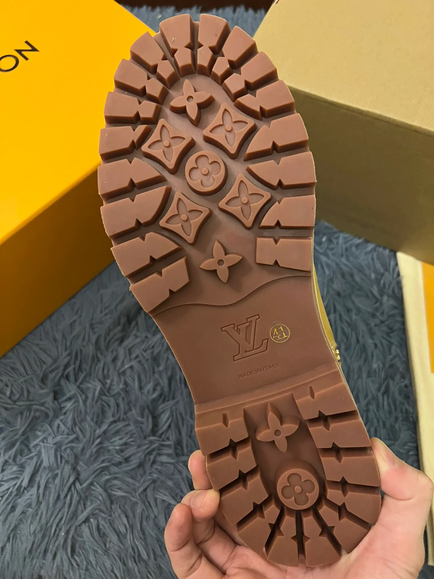 👟👟Ex-factory price 680👟👟 Men's size +10 LV x Timberland Louis Vuitton "Luxury Western" has been initially constructed, and the last link is the "shoes" that can make the style complete and communicative, so the "Shoe King of the Year" came into being. A major collaboration of the season, in a short video of only a few seconds, Fei Dong lifted the legs of his jeans to reveal a pair of classic Timberland rhubarb boots with the LV logo printed on the tongue. He then folded the tongue to reveal the Monogram logo printed on the inside. Size: 35-46